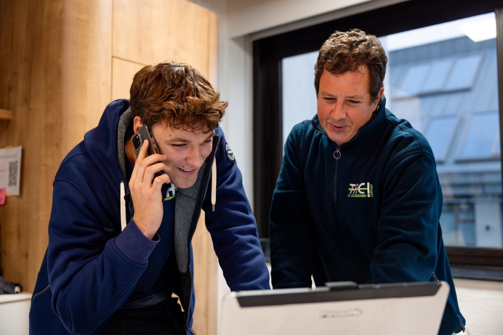 Twee collega’s overleggen aan de laptop